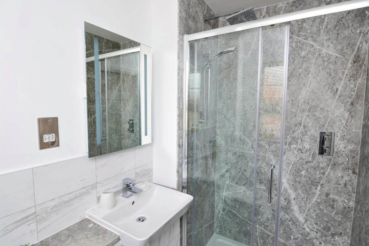 Modern And Spacious Home From Home 1 Mile From M1 - With Netflix, Prime Video, Ps5, Free Parking, Superfast Wifi, Bbq - Sleeps 11 - By Brightleap Apartments Milton Keynes Eksteriør billede