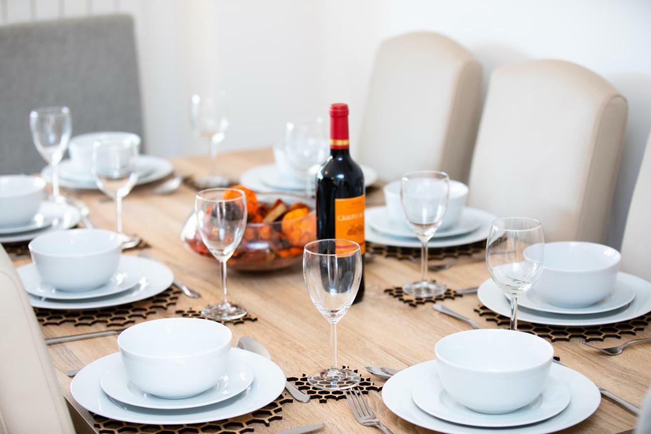 Modern And Spacious Home From Home 1 Mile From M1 - With Netflix, Prime Video, Ps5, Free Parking, Superfast Wifi, Bbq - Sleeps 11 - By Brightleap Apartments Milton Keynes Eksteriør billede